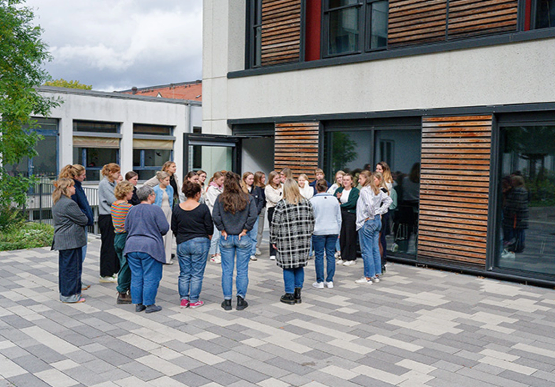 Seminarhaus mit einer grossen Terrasse davor an der KSH Muenchen 