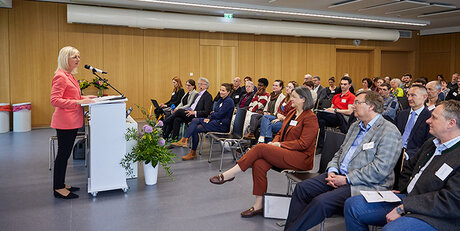 Staatsministerin Ulrike Scharf betonte die Themen-Relevanz