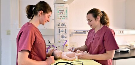 Versorgung eines Neugeborenen in der Hebammenkunde
